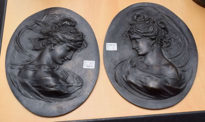 MOREAU (XIXE SIÈCLE) 
Profils féminins
Paire de médaillons ovales en bas-relief à...
