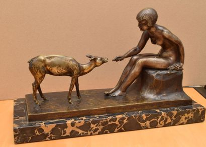 DEBUT Marcel (1865-1933) 
Baigneuse et biche
Groupe en bronze à patine brune (usure...