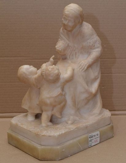 GABBRIELLI Donatello (1884-1955) 
Grand-mère et deux enfants
Groupe en albâtre sculpté...