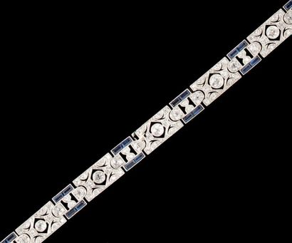 null Bracelet ruban souple articulé de motifs rectangulaires ajourés, sertis de diamants...