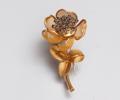 null Clip de corsage en or jaune 18 ct (750) stylisé d'une rose, les pétales articulés,...