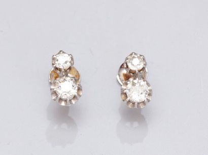 null Paire de boutons d'oreilles en or gris 18ct (750) sertis chacun de deux diamants...