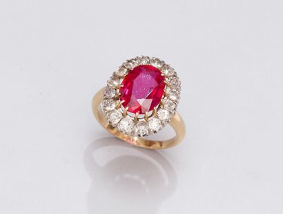 null Bague en or jaune 18 ct (750) ornée d'une pierre rouge imitation entourée de...