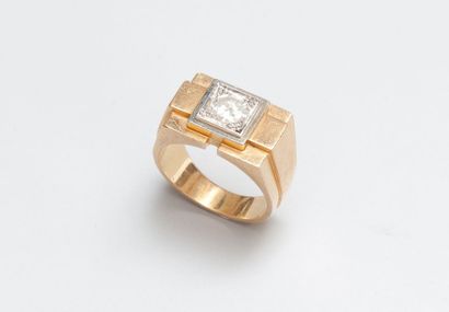 null Bague chevalière en or jaune (750) et platine (950) sertie d'un diamant demi...