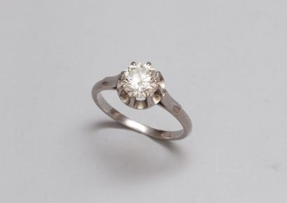 null Bague en platine (950) sertie d'un diamant taillé en brillant.
Poids de la pierre...