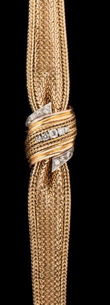 null Montre bracelet de dame en or jaune (750) à couvercle souligné de diamantstaillés...