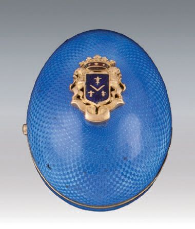 null Oeuf en argent (supérieur à 800/000) guilloché émaillé bleu appliqué d'armoiries...