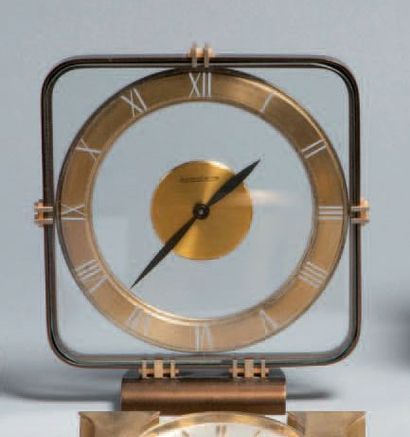 JAEGER LECOULTRE Vers 1940 Pendulette de bureau carrée en métal doré patiné, lunette...