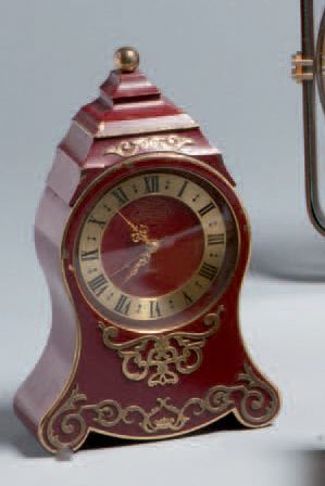 JAEGER-LECOULTRE Pendulette réveil (petite neuchateloise) en métal laqué rouge, cadran...