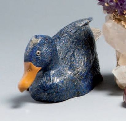 null Canard en lapis lazuli, sculpté au naturel, les pattes et le bec en jaspe beige...