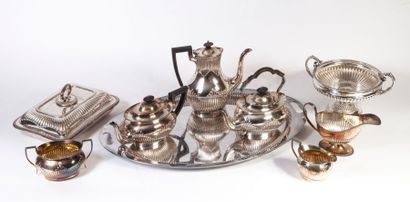 null Lot en métal argenté, composé de: un service à thé en métal argenté de forme...