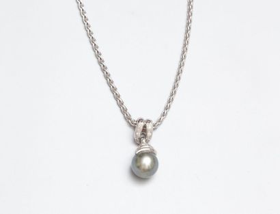 null Pendentif en or gris (750) orné d'une perle de culture grise, le culot spiralé,...