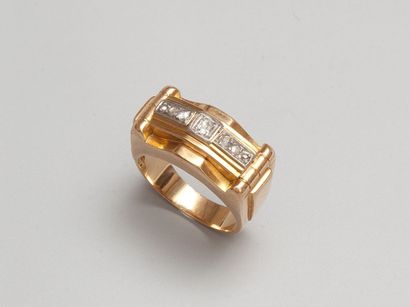 null Bague de genre chevalière en or jaune 18 ct (750) sertie d'un diamant taillé...