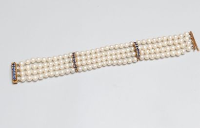 null Bracelet quatre rangs de perles de culture, le fermoir et les barrettes intercalaires...