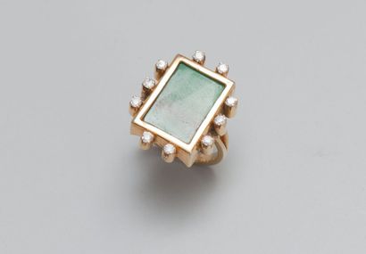 null Bague en alliage d'or 14 ct (585) ornée d'une plaquette en malachite cernée...