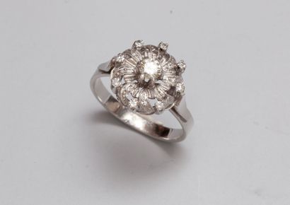 null Bague en or gris 18ct (750) à rosace feuillagée sertie de diamants taillés en...