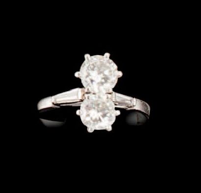 null Bague en platine (950) ornée dans le sens du doigt de deux diamants taillésen...