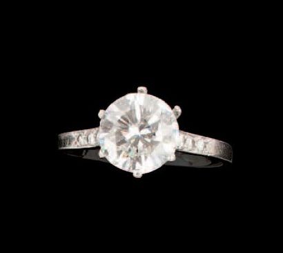 null Bague en platine (950) ornée d'un diamant taillé en brillant épaulé de six diamants...