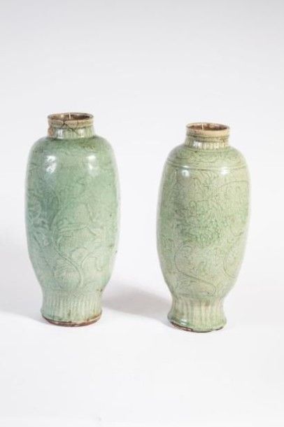 null Paire de vases ovoïdes en grès céladon LONGQUAN cra­quelé à décor en creux de...