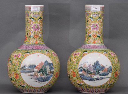 null Paire de vases bouteilles en porcelaine et émaux de style fa­mille rose à décor...