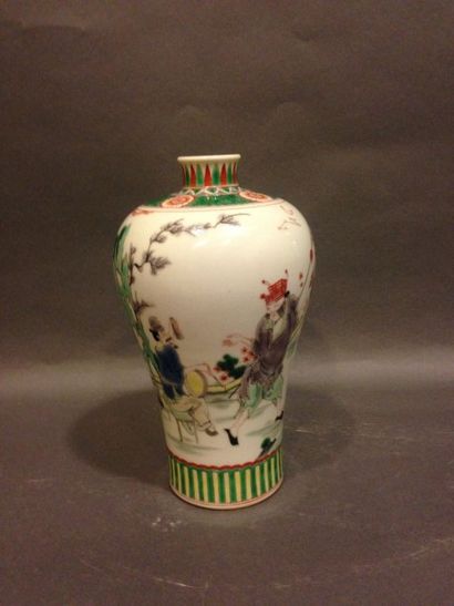 null Vase de forme Meiping en porcelaine et émaux polychromes de style famille verte...
