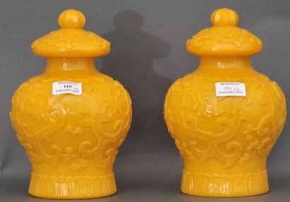 null Paire de vases balustres couverts, en verre jaune, à décor en relief de dragons...