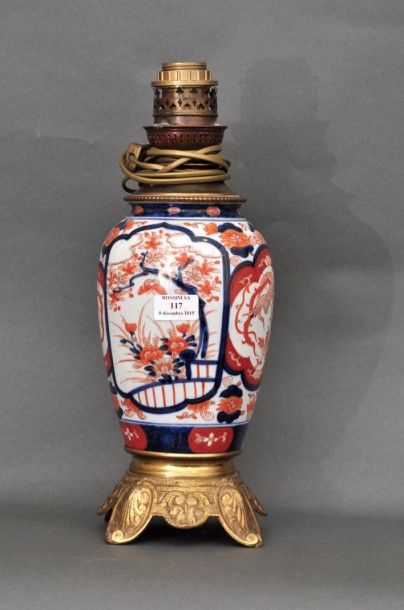 null Vase en porcelaine d'Imari à décor alterné de phoenix et mo­tifs floraux. 
Japon,...