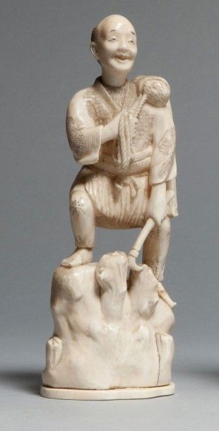 null Okimono en ivoire marin représentant un pêcheur sur un ro­cher tenant un filet....