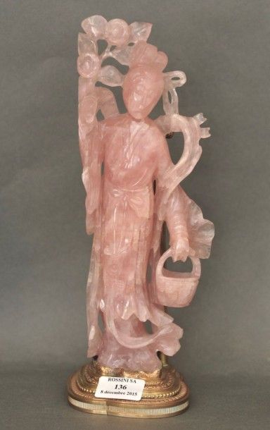 null Sujet en quartz rose représentant une déesse du printemps te­nant un panier...