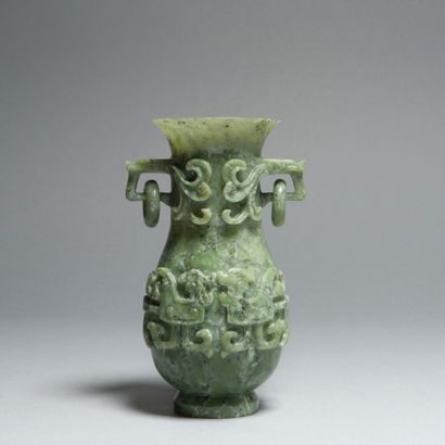 null Vase en serpentine verte veinée de brun et blanc, à décor archaïsant sculpté...