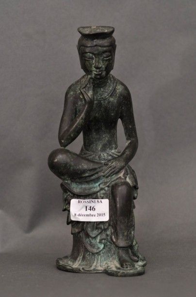 null Sujet en bronze de patine brune représentant le Bouddha Maitreya assis, dans...