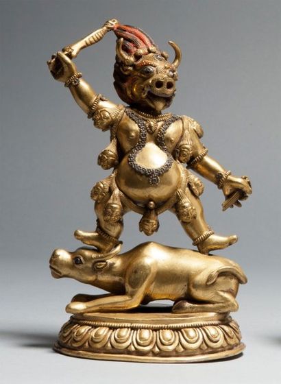 null Sujet en bronze doré représentant Vajrabhairava brandissant un sceptre, debout...