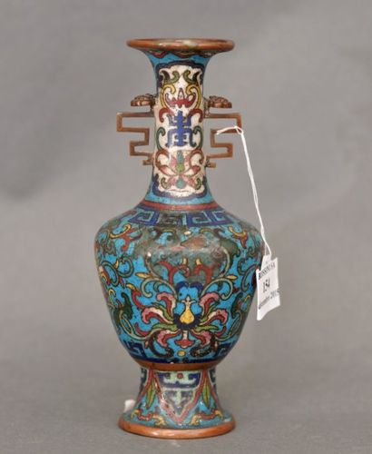 null Petit vase à long col et pied évasé, en cuivre et émaux cloison­nés polychrome...