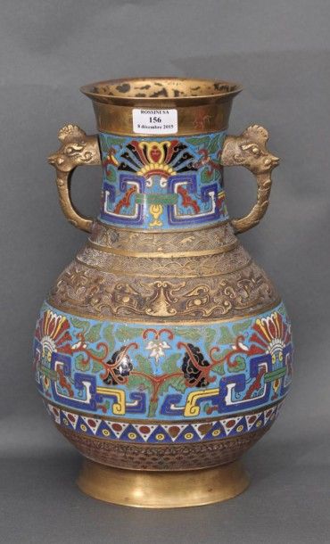 null Vase en cuivre et émaux champlevés à décor archaïsant, orga­nisé en registres...