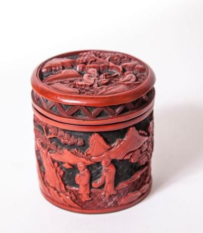 null Boîte cylindrique couverte en laque rouge et noir sur âme de métal,à décor sculpté...