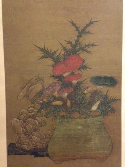 null Peinture à l'encre et couleurs sur soie représentant un vase contenant des champignons...