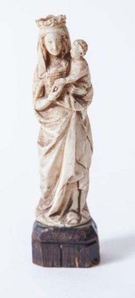 null Vierge à l'enfant en ivoire. 
Travail du XIXe siècle. 
H.: 11 cm
