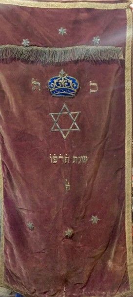 null Bannière de culte judaique à fond cramoisi et broderies de fils d'or représentant...