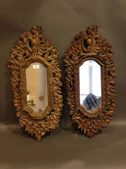 null Paire de miroirs en bois sculptés, polychromés et dorés à dé­cor de rinceaux...