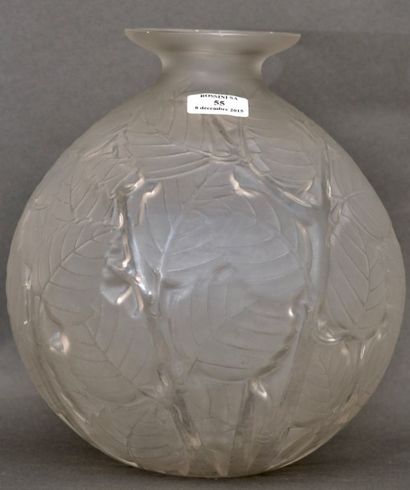 RENE LALIQUE (1860-1945) 
Vase «Milan» (1929). Epreuve en verre blanc moulé pressé...