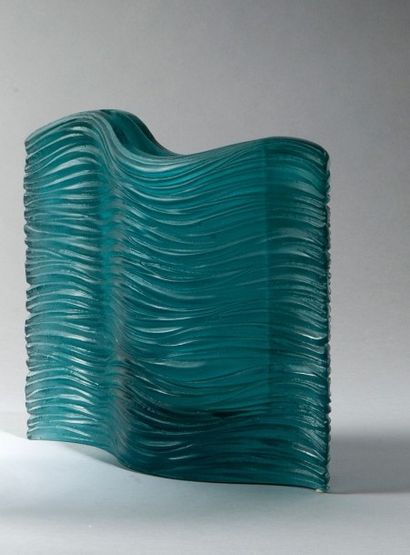 Antonio CAGIANELLI (né en 1964) & DAUM 
Vase «Vague». Epreuve en pâte de verre bleuté...