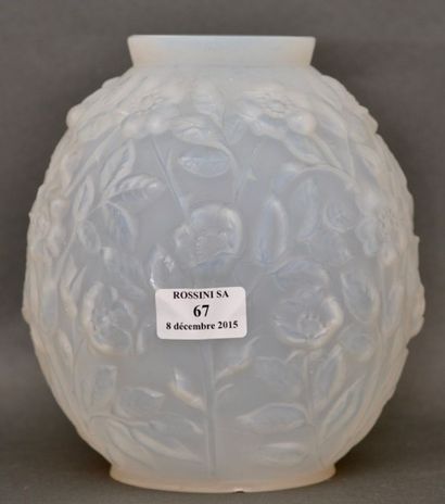 VERLYS 
Vase sphérique en verre blanc opalescent à décor moulé pres­sé de fleurs...