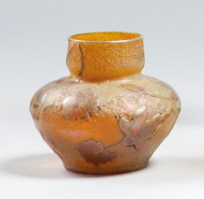 H COPILLET & A. DE CARANZA - NOYON 
Petit vase à corps ovoïde et col cylindrique....