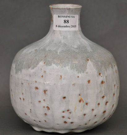 TRAVAIL FRANÇAIS 
Vase en grès à corps sphérique et col cylindrique légèrement ouvert....