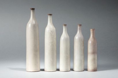 Jacques & Dani RUELLAND 
Suite de cinq bouteilles en céramique à corps tubulaire...