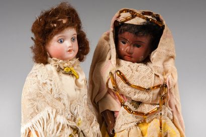 null Deux petites poupées, l'une blanche, l'autre noire, tête en biscuit, corps droit...