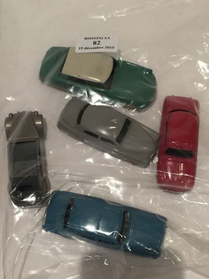 DINKY TOYS France 5 Véhicules dont
Peugeot 403, bleue - Renault Dauphine, rouge
-...