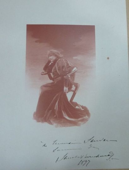 Sarah bernhardt (1844-1923) Photographie avec dédicace autographe signée, 1897; 18...