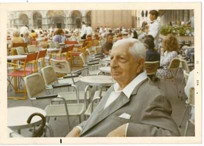 Giorgio De Chirico (1888-1978) Photographie avec dédicace autographe signée au verso;...