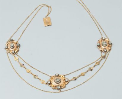 null Collier en or jaune 18 ct (750) dit esclavage à décor de motifs émaillés, trois...